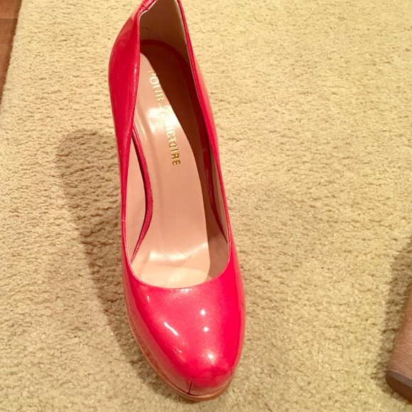 Red invisible platform pumps