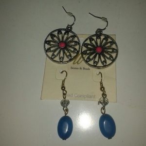 2 pairs of earrings
