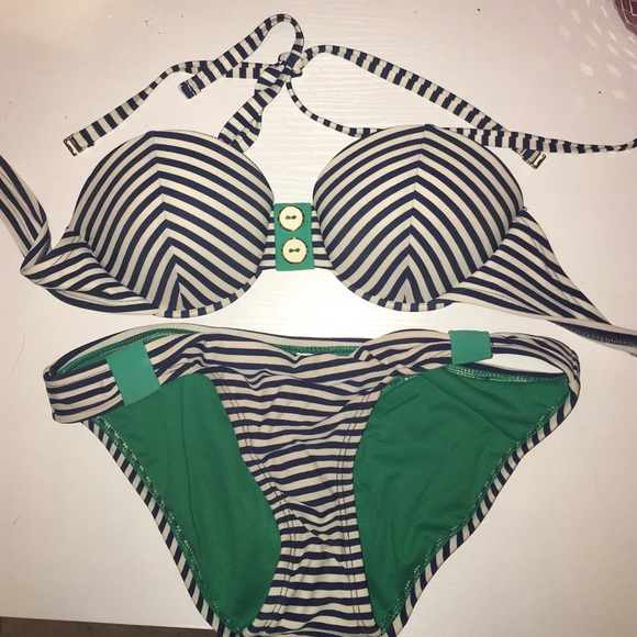 Push-up bikini with removal straps