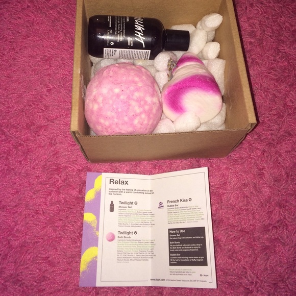 Lush bath bomb, bubble bar & shower gel gift set