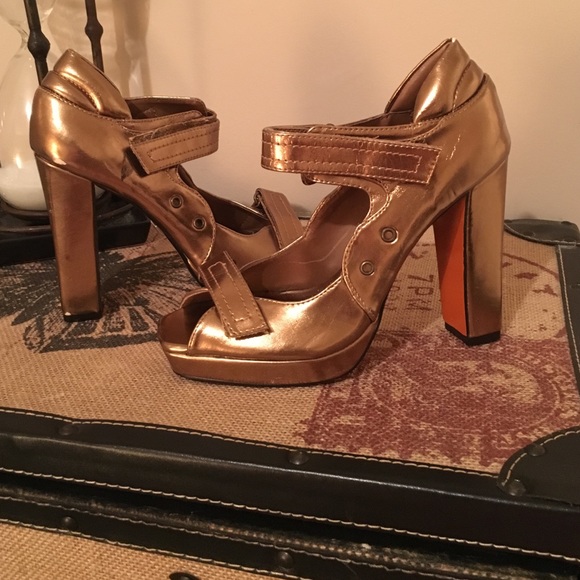 Metallic gold Pumps