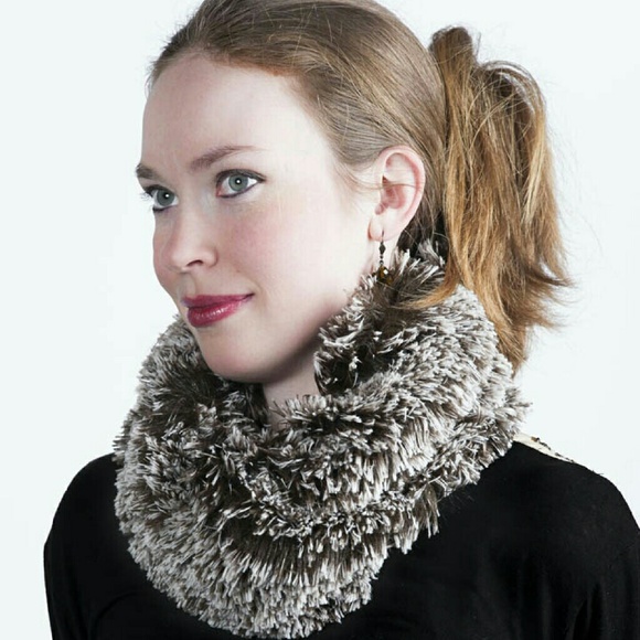 Long-haired faux fur neck warmer.