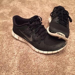 NIKE FREE RUNS