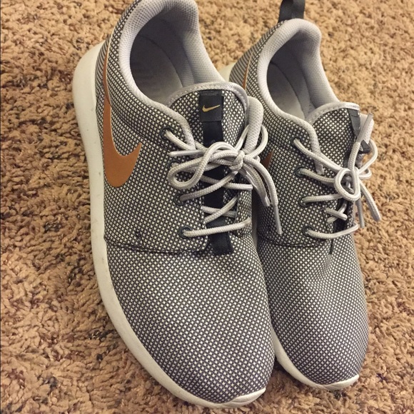 Nike Shoes - Grey and Gold Nike Roshe