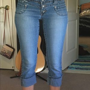 Denim capris size 9, slim fit. Inseam 22".