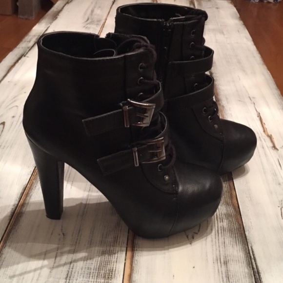Deb Shoes - CLOSET CLOSING🚫Black platform heel booties size 8