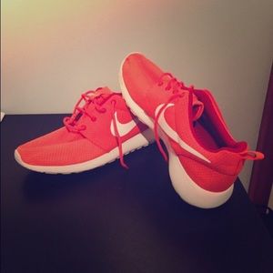 Nike Roshe (Bright Crimson)