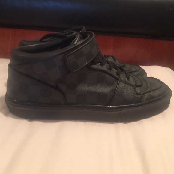 Sold 🎉Men's Louis Vuitton leather sneakers - Picture 1 of 4