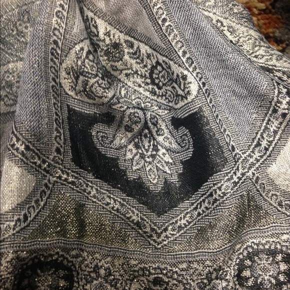 ❤️Black, white, grey, & gold scarf - Picture 2 of 2