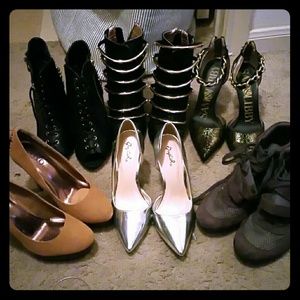 $8.5 dls per shoe!!!!!! Bundle of 6 pairs.