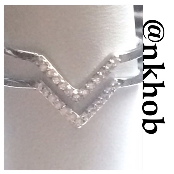 Double Row "V" Design Ring - Picture 3 of 4