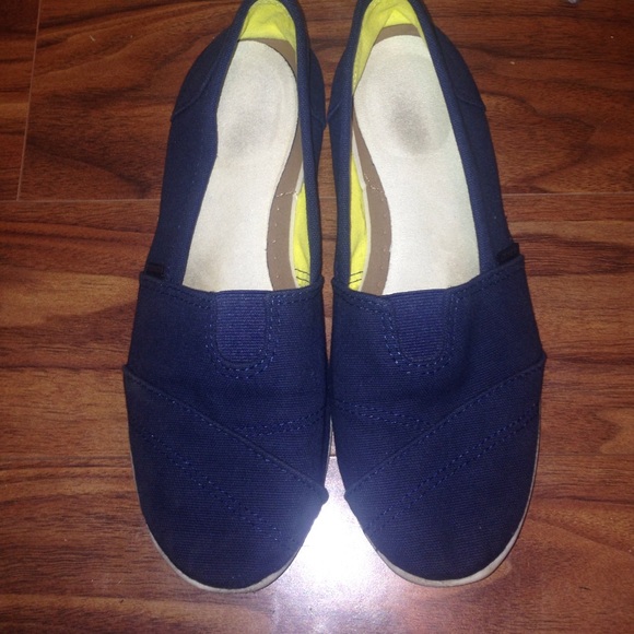 Navy blue flats made by Bongo