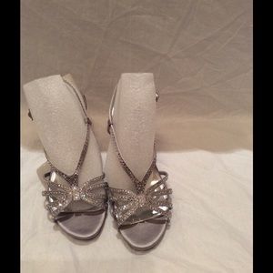 Nina Bobbie Satin Metallic Silver Heel Size 7.5