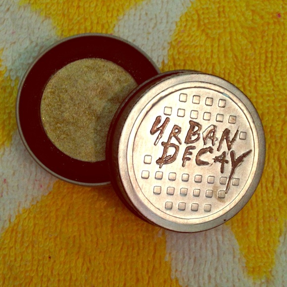 Urban Decay Single Eyeshadow in Twisted