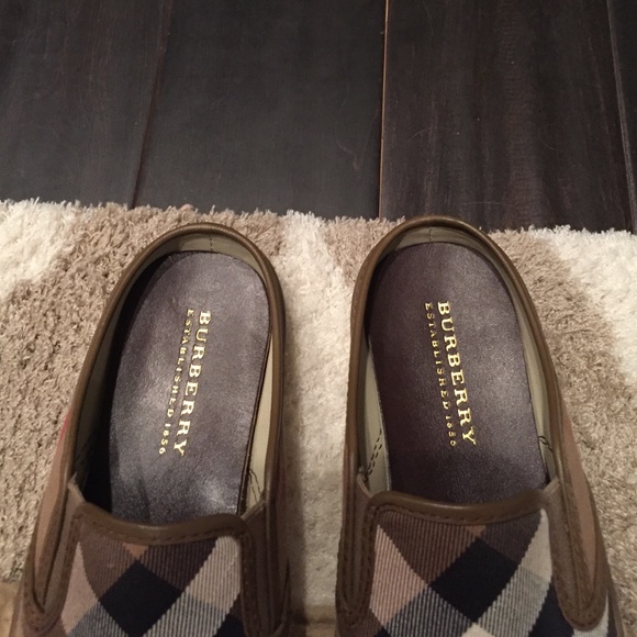 burberry slip on shoes