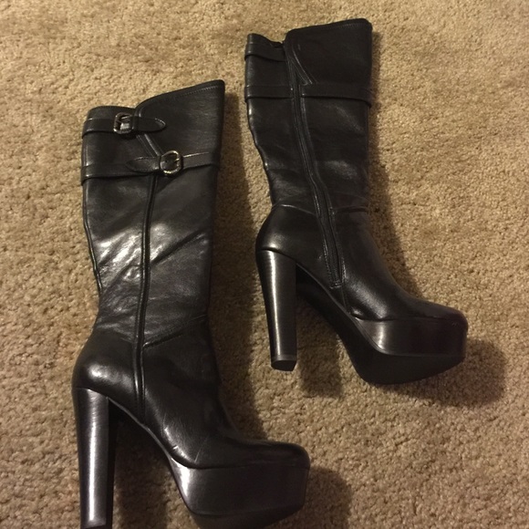 Sold 🚫🚫🚫Guess to the knee boots
