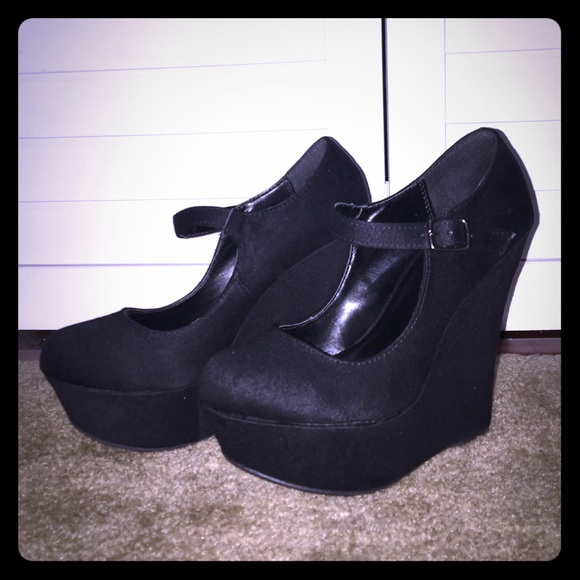 Black wedges