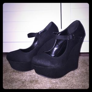 Black wedges