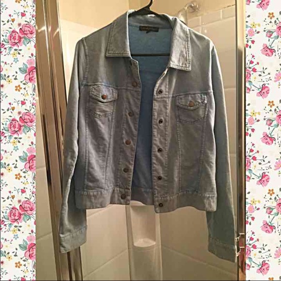 Super cute lightweight jean jacket 💚