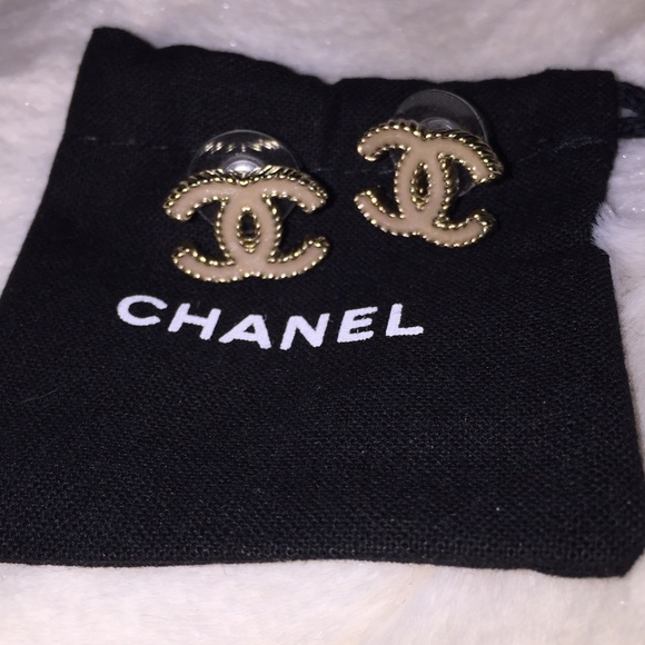 CHANEL Jewelry - 💯 authentic Chanel boucles oreille earrings
