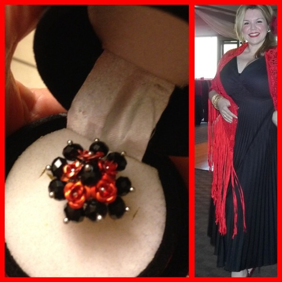 🌹RED ROSES RING WITH BLACK ONYX BEADS. 
Sz 8 ADJUSTS TO LARGER SIZE. NWT