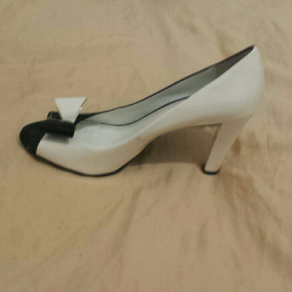 Nice heels! - Picture 3 of 4