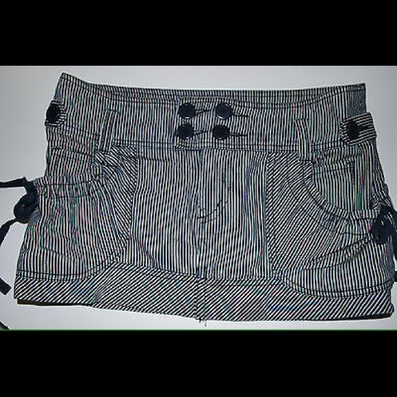 🎀 IN SEARCH OF 🎀 BB Dakota skirt size 13 or XL