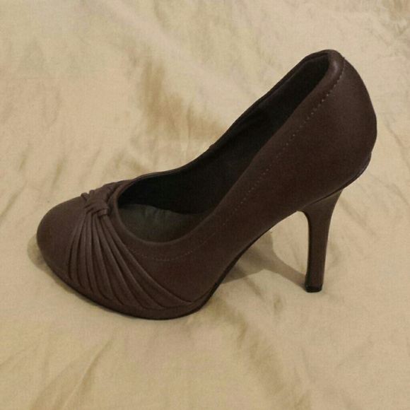 Nice heels - Picture 2 of 4