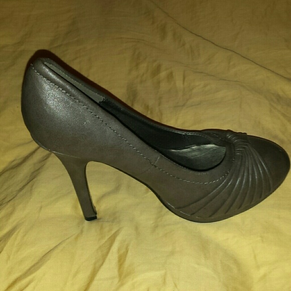 Heels - Picture 3 of 3