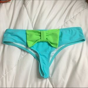 Cheeky bow back bikini