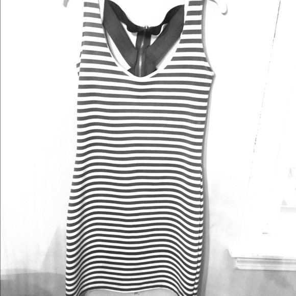 Dress grey an white zipper down the back - Picture 1 of 2