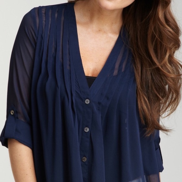 V-Neckline Tabbed Sleeve Top - Picture 2 of 3