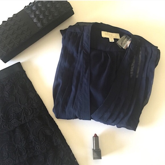 V-Neckline Tabbed Sleeve Top - Picture 3 of 3