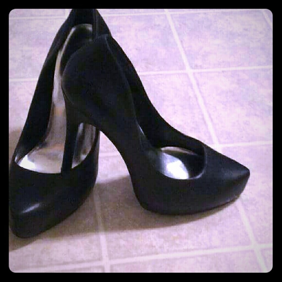 Jessica Simpson black leather pumps