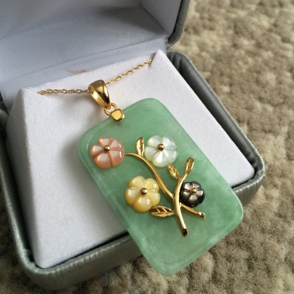 Mother of Pearl and Jade Flower Pendant Necklace
