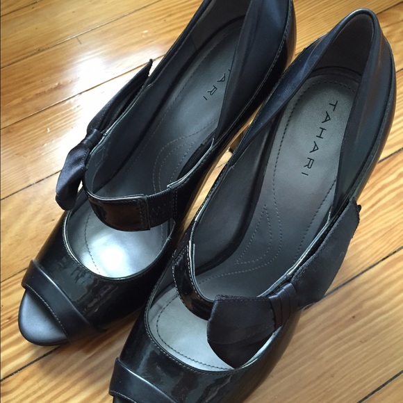 TAHARI Bow Heels - Picture 2 of 4