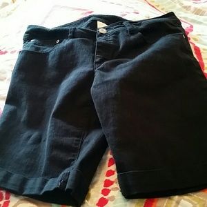 Black cuffed bermuda shorts
