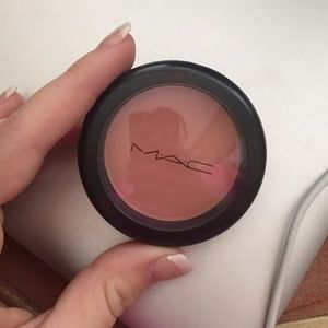 MAC blush in Melba
