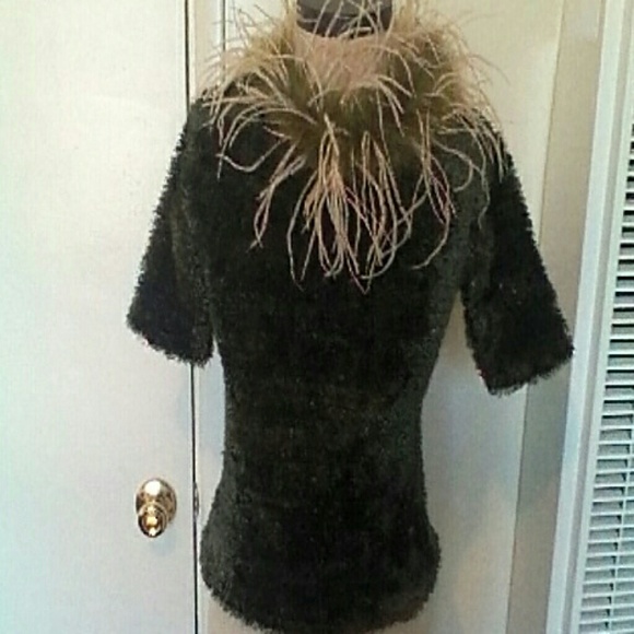 EAU.DE.VIE SWEATER GREEN FEATHERS NECKLINE