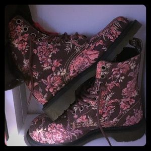 Unique Floral Dr martens 🌸🌺