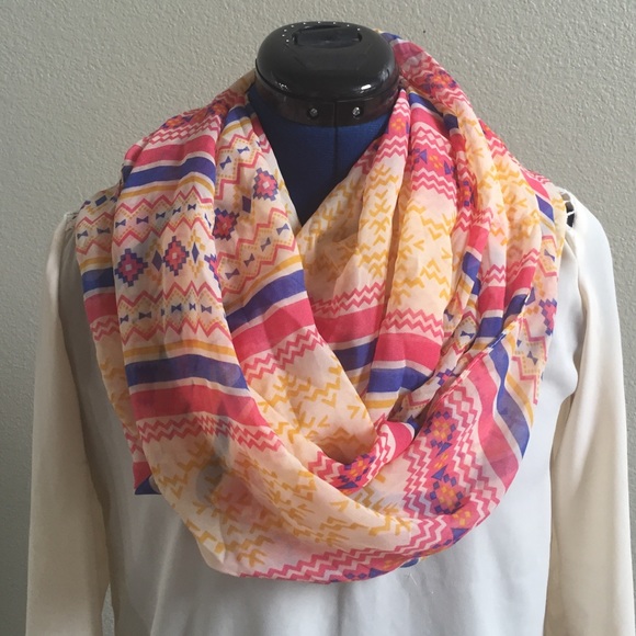 Stylish Patterned Infinity Scarf - Picture 3 of 3
