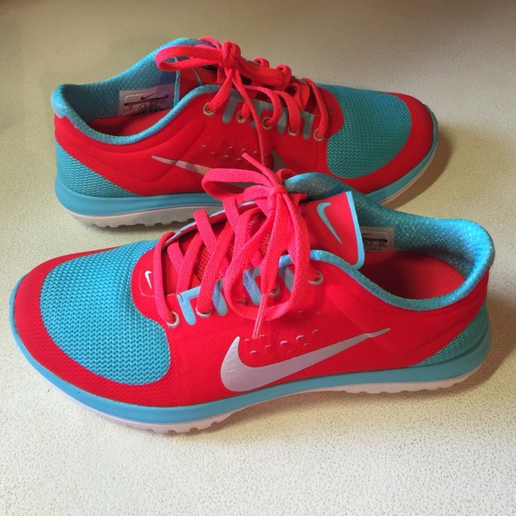 Nike Shoes - Women's Red & Blue Nike Athletic Shoes Size 6