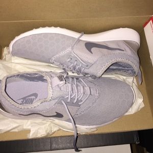 BRAND NEW NIKE SHOES ROSHE RUNS