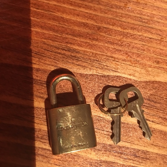 Louis Vuitton lock w/ keys - Picture 2 of 3