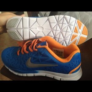 NIKE FREE 5.0! size 7 women's BRAND NEW with Tags!