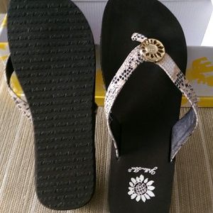 Women's 6 1/2 yellowbox flip flops