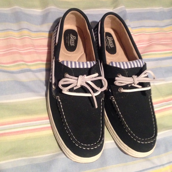 Navy shoe with light blue stripes