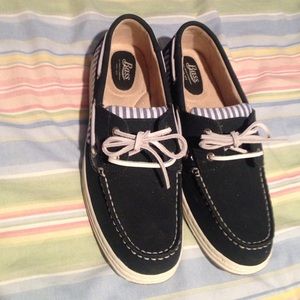 Navy shoe with light blue stripes