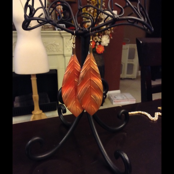 Gold-peach leaf earrings - Picture 1 of 4
