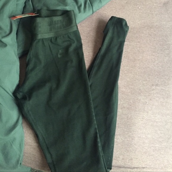SOLD on Ⓜ️ Nike Leggings size small